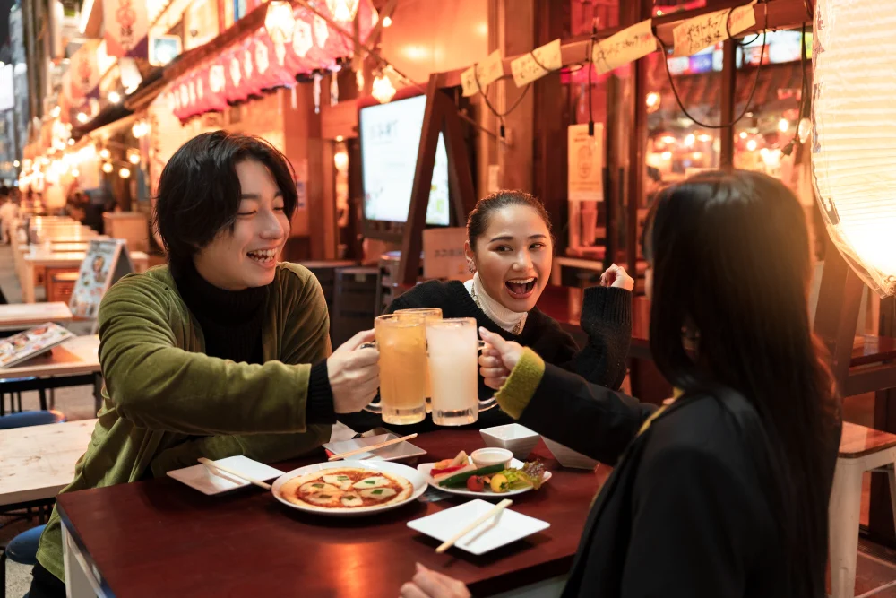 圖 1.  許多消費者慶祝跨年的方式是邀請親友一同聚餐，共同期待新年的到來