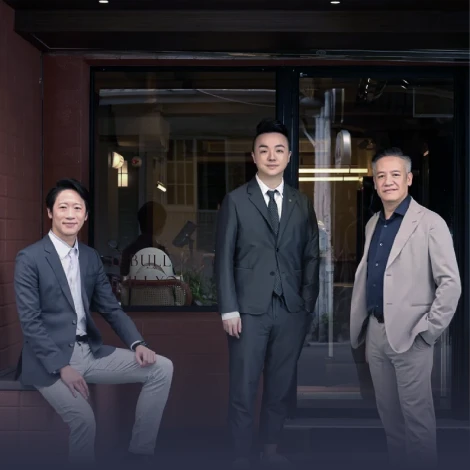 天下雜誌專題報導中，威許移動執行長徐子軒與路易奇餐飲集團代表於門市前合影，雙方以顧客行為數據與會員標籤推動精準行銷，帶動集團年成長 65%